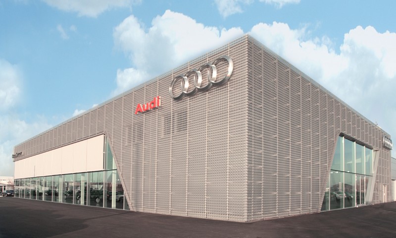 Perforerade och anodiserade plåtar från RMIG använt till Audi utställningsbyggnad
